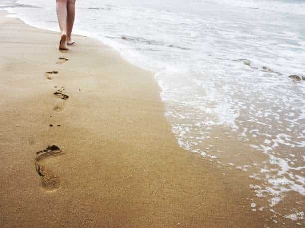 10 λόγοι για να περπατάς ξυπόλυτος στην άμμο