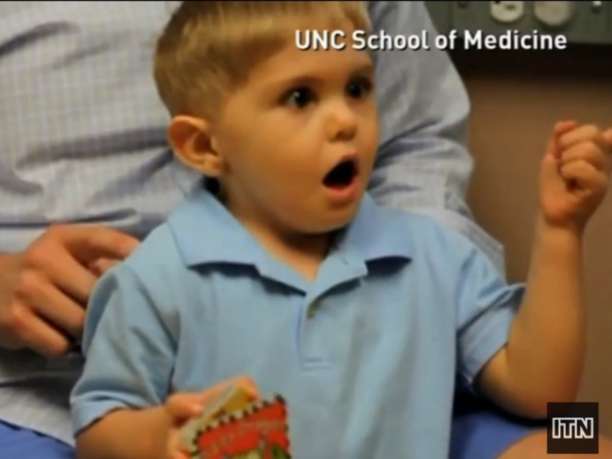 Δείτε τη συγκινητική σιτγμή που ένα κωφό 3χρονο αγόρι ακούει για πρώτη φορά