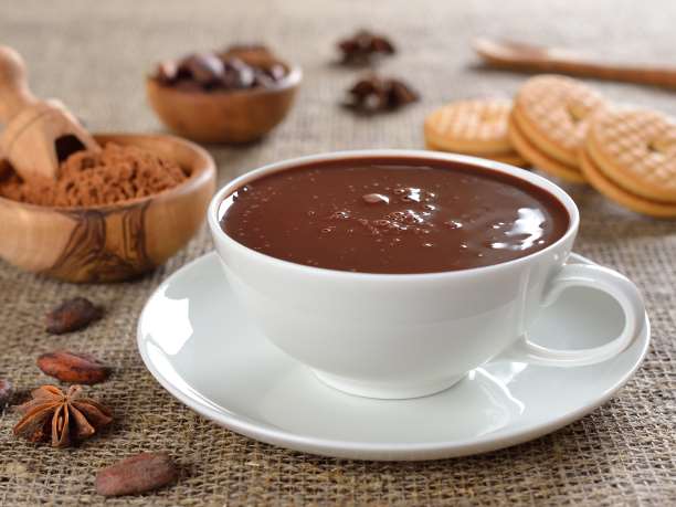 Συνταγή: Πώς να φτιάξετε μια λαχταριστή ζεστή σοκολάτα με γάλα καρύδας
