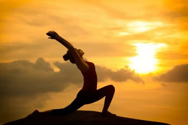 https://enallaktikidrasi.com/2017/03/yoga-poios-einai-katallilos-askithei/