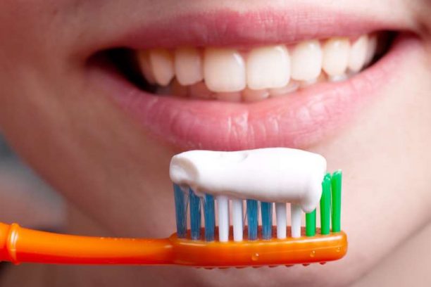 6 φυσικές εναλλακτικές λύσεις για να αντικαταστήσετε τις τοξικές οδοντόκρεμες