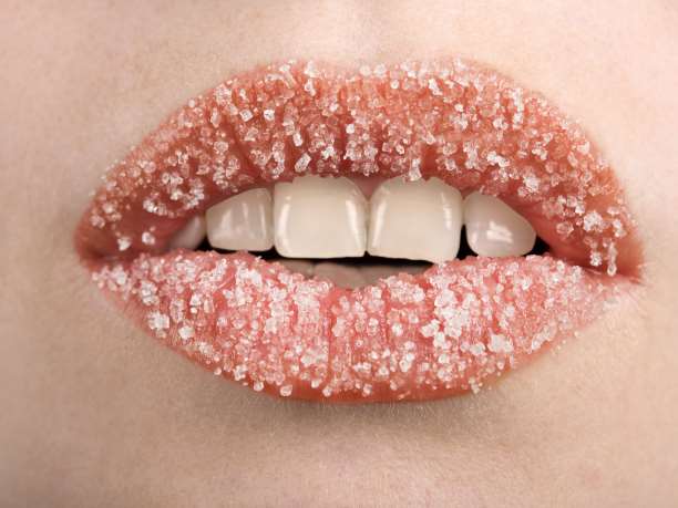 Φωτογραφία ζάχαρης στα χείλη για το άρθρο που εξηγεί γιατί δεν μπορούμε να κόψουμε τη ζάχαρη