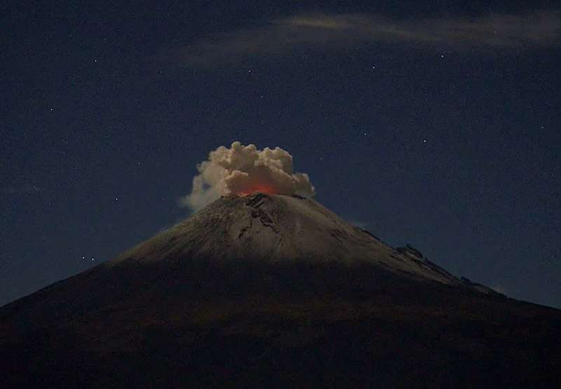 Έκρηξη ηφαιστείου κάτω από το νυχτερινό ουρανό! (Βίντεο)