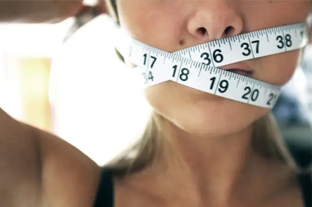 https://enallaktikidrasi.com/2016/12/proidopoihtika-simadia-kapoios-pasxei-anorexia/