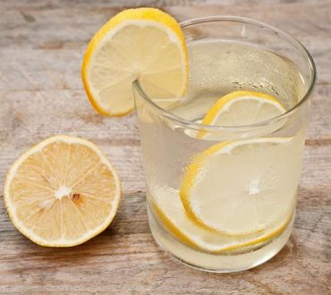 Νερό με λεμόνι: Γιατί πρέπει να το πίνετε κάθε πρωί