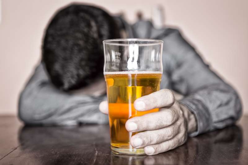 Νοθευμένα ποτά: Οι κίνδυνοι που κρύβουν και τι πρέπει να προσέχετε