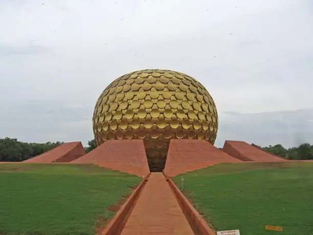 https://enallaktikidrasi.com/2016/10/auroville-monadiki-poli-protipo-xwris-politiki-thriskeia-xrimata/