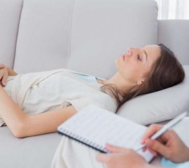 Υπνοθεραπεία: Τι είναι, πώς λειτουργεί; Συνέντευξη με τον Χαράλαμπο Σολέα