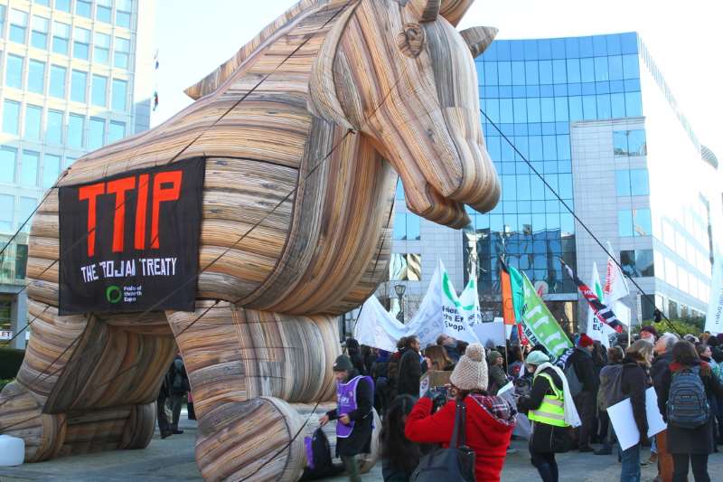 CETA - TTIP: Οι εμπορικές συμφωνίες που κρατούν ομήρους λαούς και κράτη!
