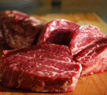 Οι επιπτώσεις της «βιομηχανίας του κρέατος» σε υγεία και περιβάλλον με αριθμούς!