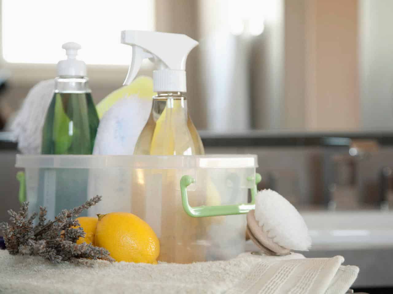 Πώς να φτιάξετε υγρό καθαριστικό για όλες τις επιφάνειες με φυσικά υλικά