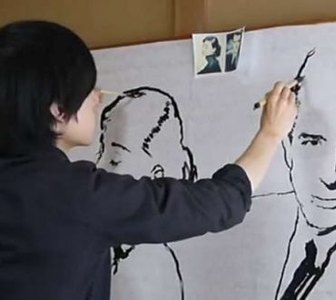 Ιάπωνας καλλιτέχνης ζωγραφίζει δύο διαφορετικά πορτραίτα ταυτόχρονα!