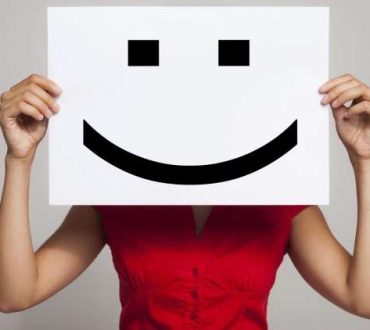 «Χαμογελαστή κατάθλιψη»: Τα πρώτα σημάδια και πώς εκδηλώνεται