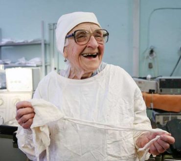 89χρονη γιατρός χειρουργεί 4 φορές τη μέρα και αρνείται να βγει στη σύνταξη!