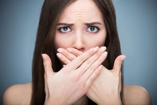 Φυσικό διάλυμα για να καταπολεμήσετε τη κακοσμία του στόματος