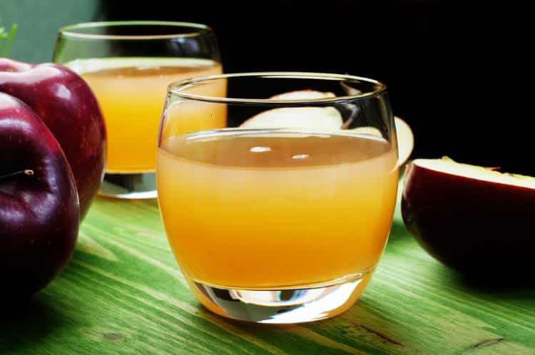 Φωτογραφία με χυμό με πηκτίνη μήλου για το άρθρο Πηκτίνη: Ποιες τροφές την περιέχουν, πως μας αποτοξινώνει και συνταγή για να τη φτιάξετε