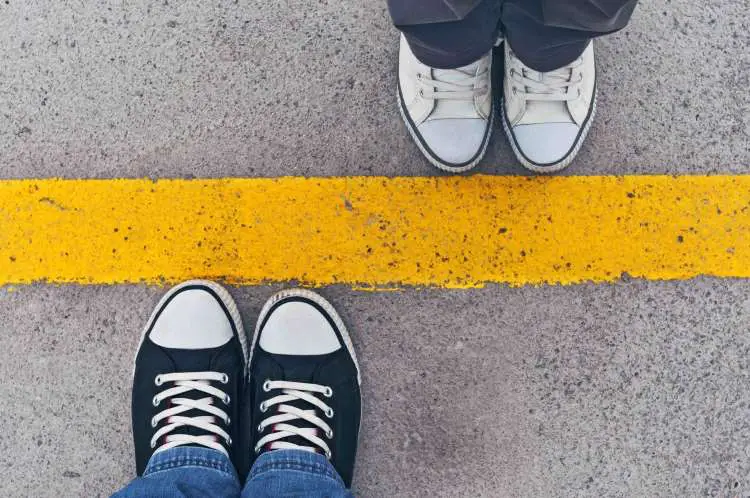 Πώς να θέσεις υγιή όρια (και να εμμείνεις πραγματικά σε αυτά)
