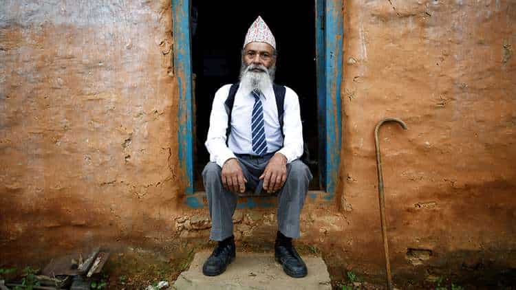 «Έχουμε ανάγκη τη παιδεία»: Η φοβερή ιστορία του 69χρονου μαθητή από το Νεπάλ (Βίντεο)