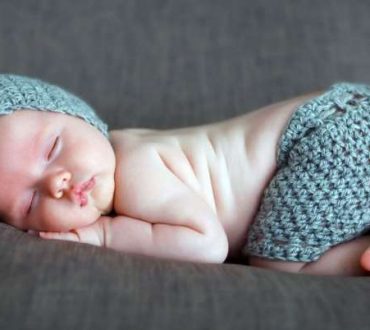 Πώς να μάθετε το μωρό σας να κοιμάται στην κούνια
