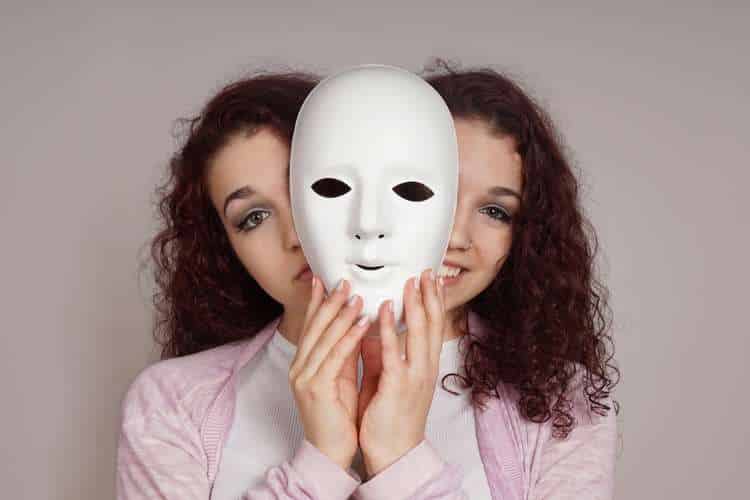 7 συμπεριφορές των υποκριτών που μπορεί να αποκαλύψουν την αληθινή τους ταυτότητα