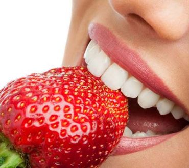 7 απλές και φυσικές θεραπείες για λεύκανση των δοντιών