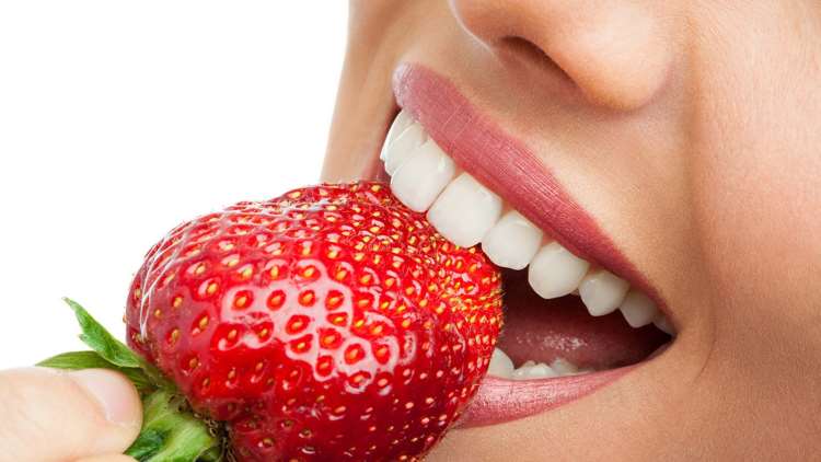 7 απλές και φυσικές θεραπείες για λεύκανση των δοντιών