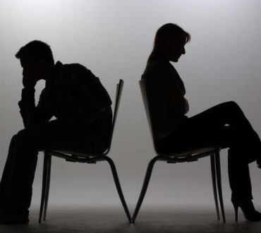 Τα 5 στάδια ενός διαζυγίου (και πώς να διορθώσετε τη σχέση σας πριν να είναι πολύ αργά)