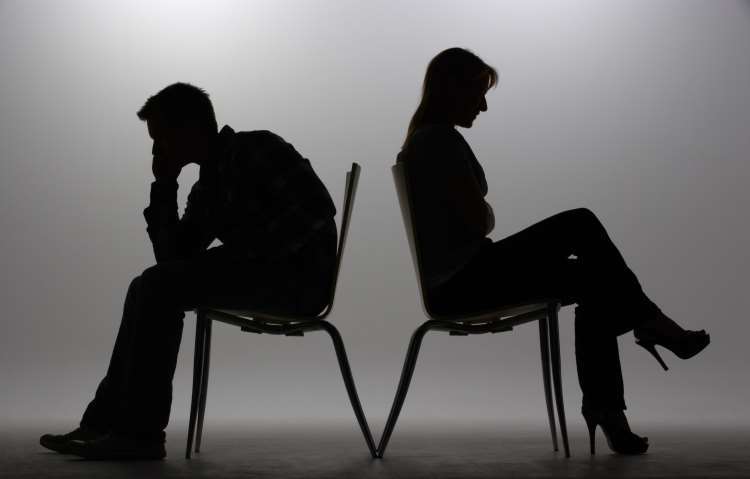 Τα 5 στάδια ενός διαζυγίου (και πώς να διορθώσετε τη σχέση σας πριν να είναι πολύ αργά)