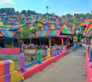 Ένα χωριό στα χρώματα του ουράνιου τόξου! (φωτογραφίες)