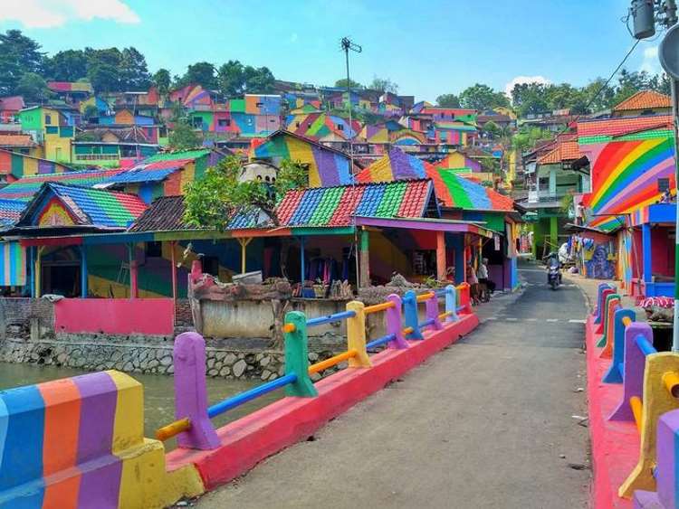 Ένα χωριό στα χρώματα του ουράνιου τόξου! (φωτογραφίες)