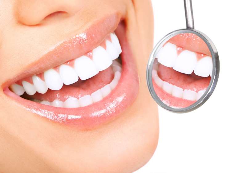 Φυσικοί τρόποι για να αφαιρέσετε την πλάκα από τα δόντια σας