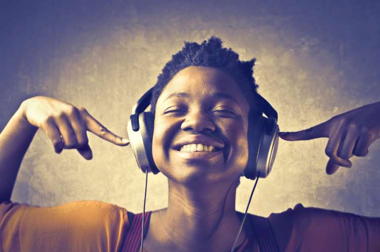 Η μουσική βελτιώνει τη μνήμη και την απόδοση του εγκεφάλου