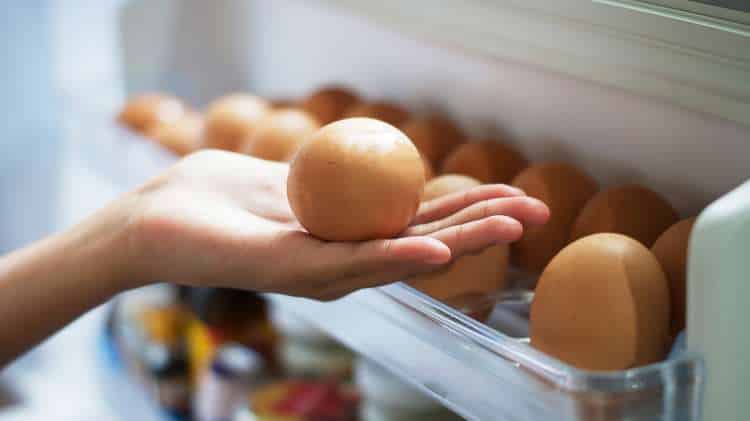 Τελικά πρέπει να διατηρούμε τα αυγά στο ψυγείο ή όχι;