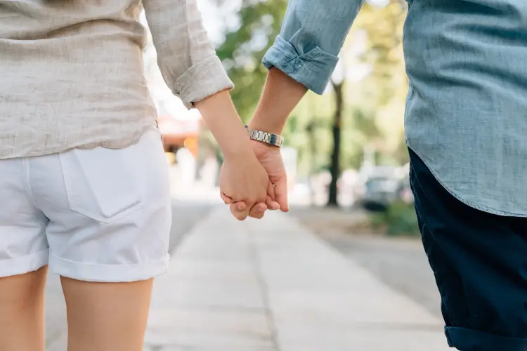 Είστε εθισμένοι στις σχέσεις; 10 σημάδια που μαρτυρούν ότι δεν μπορείτε να μείνετε μόνοι