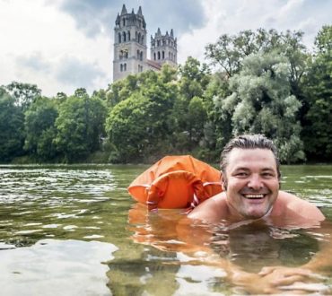 Ο 40χρονος Μπέντζαμιν Ντέιβιντ που πηγαίνει στη δουλειά του καθημερινά κολυμπώντας 2χλ σε ποτάμι