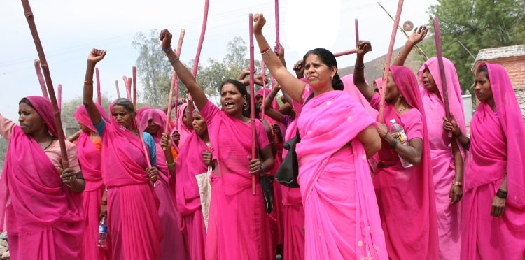 Η Ροζ συμμορία ανασταίνει τα δικαιώματα των γυναικών στην Ινδία