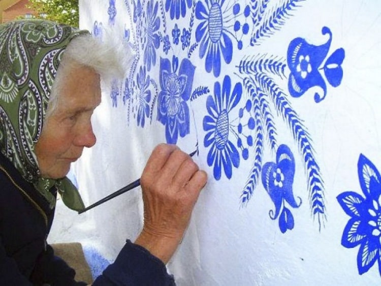 90χρονη γιαγιά μετατρέπει ολόκληρη την πόλη της σε έργο τέχνης!