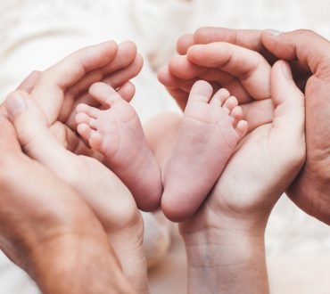 Εξωσωματική γονιμοποίηση: Γιατί είναι ακόμα ταμπού για την ελληνική κοινωνία;
