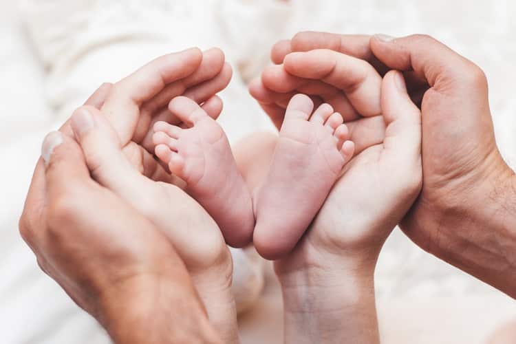 Εξωσωματική γονιμοποίηση: Γιατί είναι ακόμα ταμπού για την ελληνική κοινωνία;