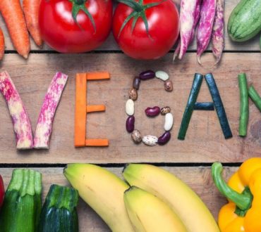 Vegan διατροφή: Τα οφέλη στην υγεία μας, οι κίνδυνοι και ορισμένες συμβουλές για την προετοιμασία των γευμάτων