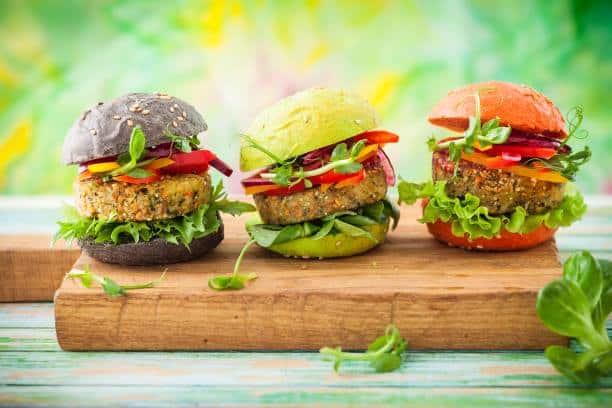 Vegan διατροφή: Τα οφέλη στην υγεία μας, οι κίνδυνοι και ορισμένες συμβουλές για την προετοιμασία των γευμάτων