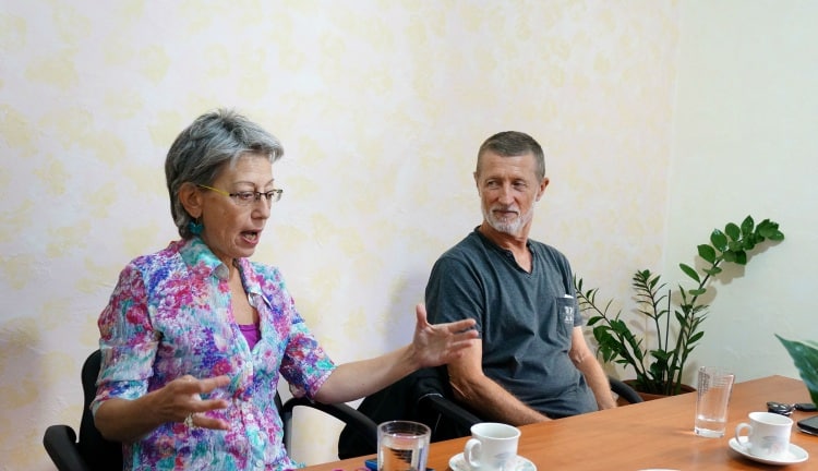 Ο Αλαίν Ρατιέ και η διερμηνέας του, Καρολίνα Στεφανοπούλου, στην Εναλλακτική Δράση