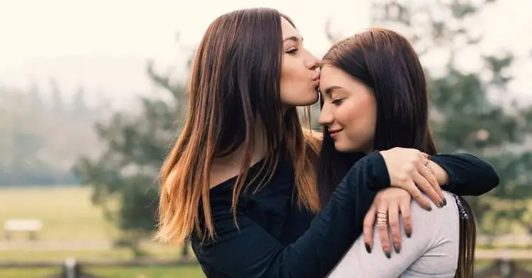 10 λόγοι που η μεγάλη σας αδερφή είναι ο πιο σημαντικός άνθρωπος στη ζωή σας