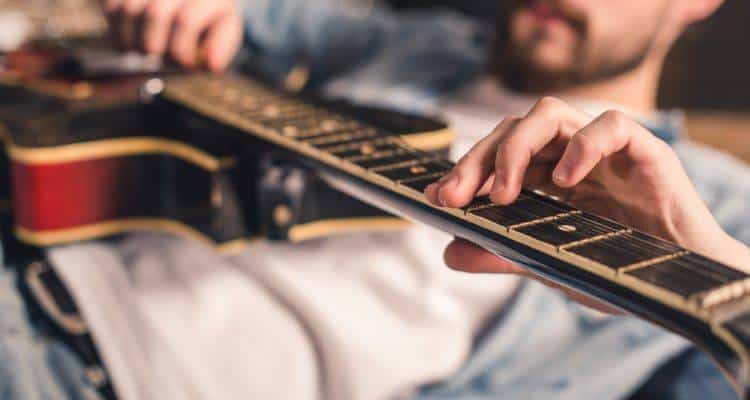 Έρευνα υποστηρίζει ότι ο εγκέφαλος των ατόμων που παίζουν κιθάρα είναι διαφορετικός