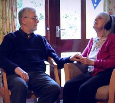 Ασθενής με Alzheimer ακούει το αγαπημένο της τραγούδι και αναγνωρίζει τον σύζυγό της