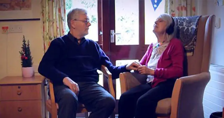 Ασθενής με Alzheimer ακούει το αγαπημένο της τραγούδι και αναγνωρίζει τον σύζυγό της