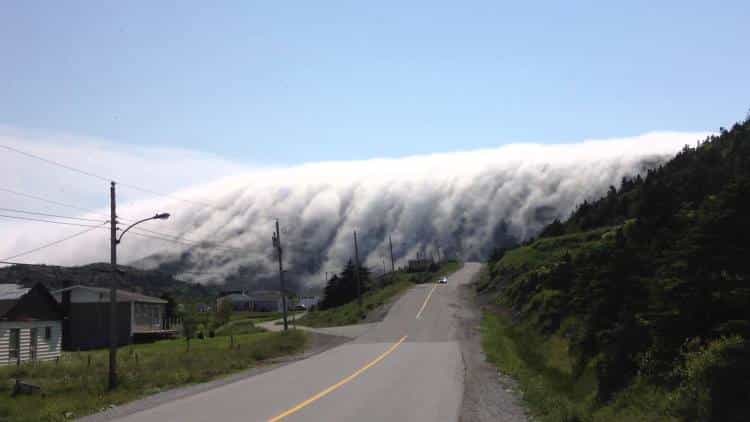 Δέος! «Καταρράκτης» από σύννεφα καλύπτει το δρόμο (βίντεο)