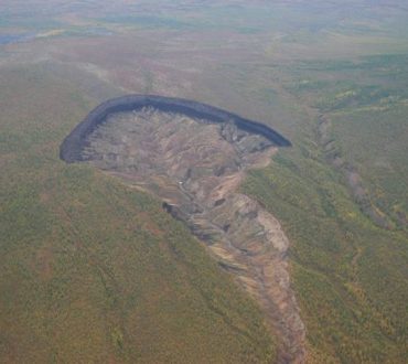 Η «πύλη του κάτω κόσμου» στη Σιβηρία μεγαλώνει τόσο που τώρα αποκαλύπτει αρχαία δάση