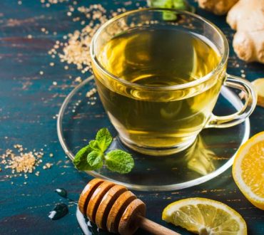 Συνταγή: Τσάι του βουνού με μέλι, λεμόνι και τζίντζερ για φυσική προστασία του οργανισμού