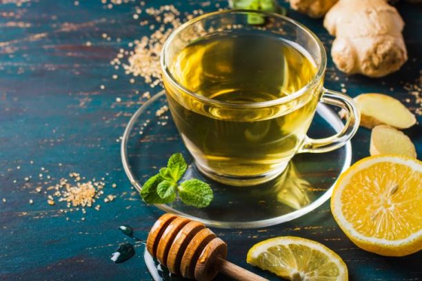 Συνταγή: Τσάι του βουνού με μέλι, λεμόνι και τζίντζερ για φυσική προστασία του οργανισμού